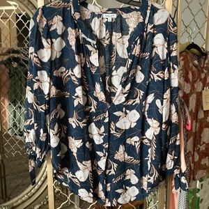 Splendid floral 3/4 sleeve lightweight button up blouse.